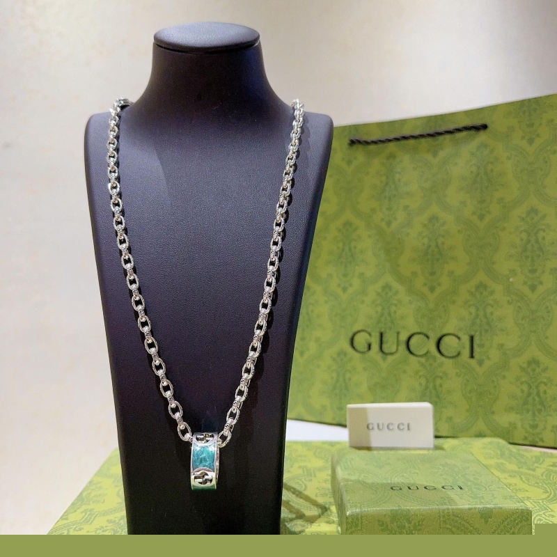 G*u*i necklaces